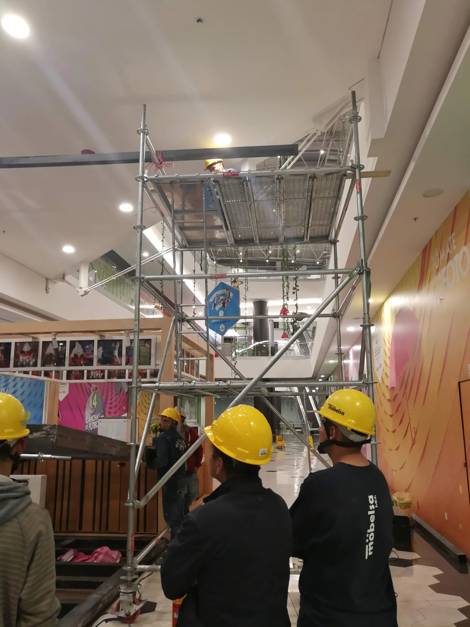 Obra civil con operarios de Mobelsa
