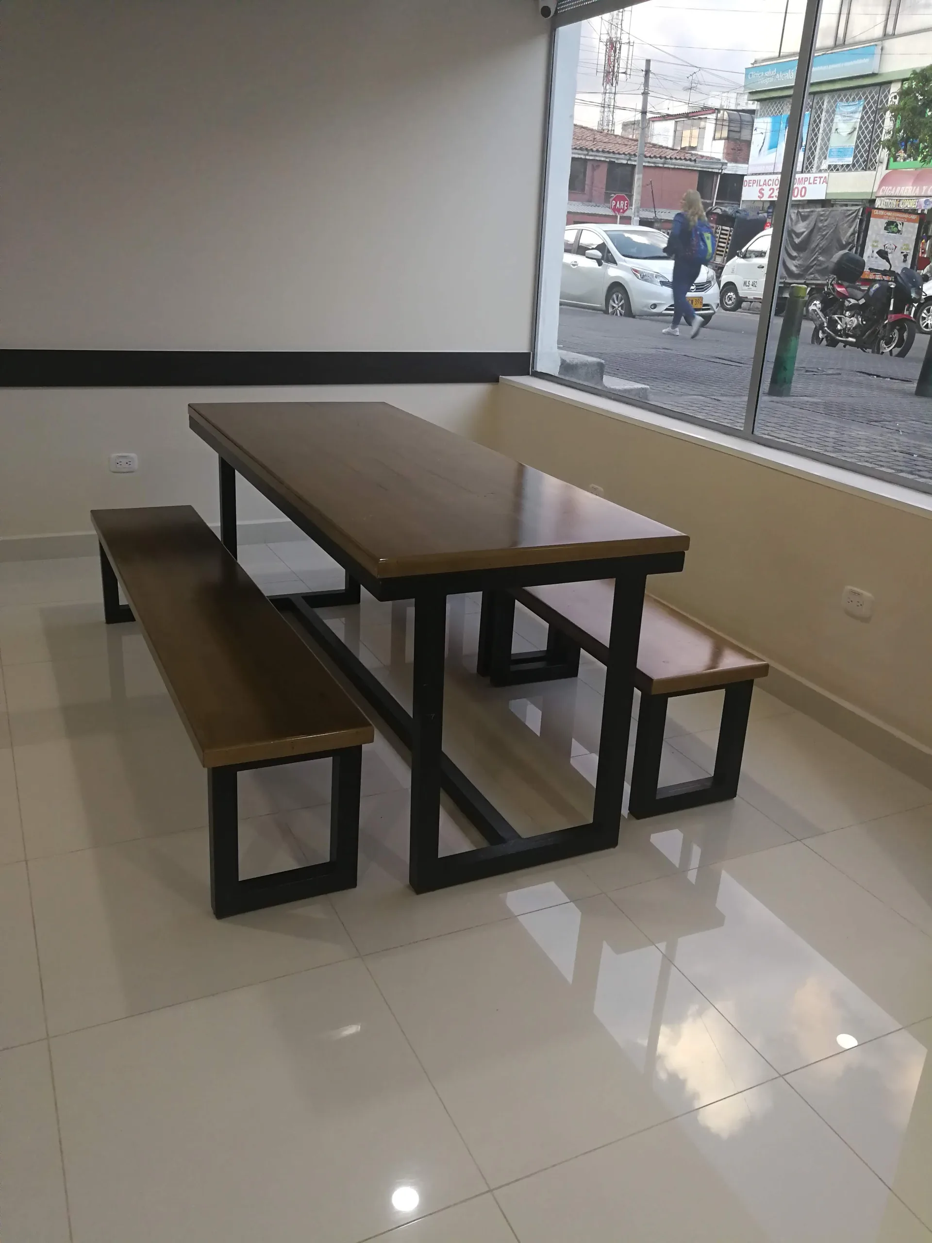 Comedor con mobiliario fabricado por Mobelsa