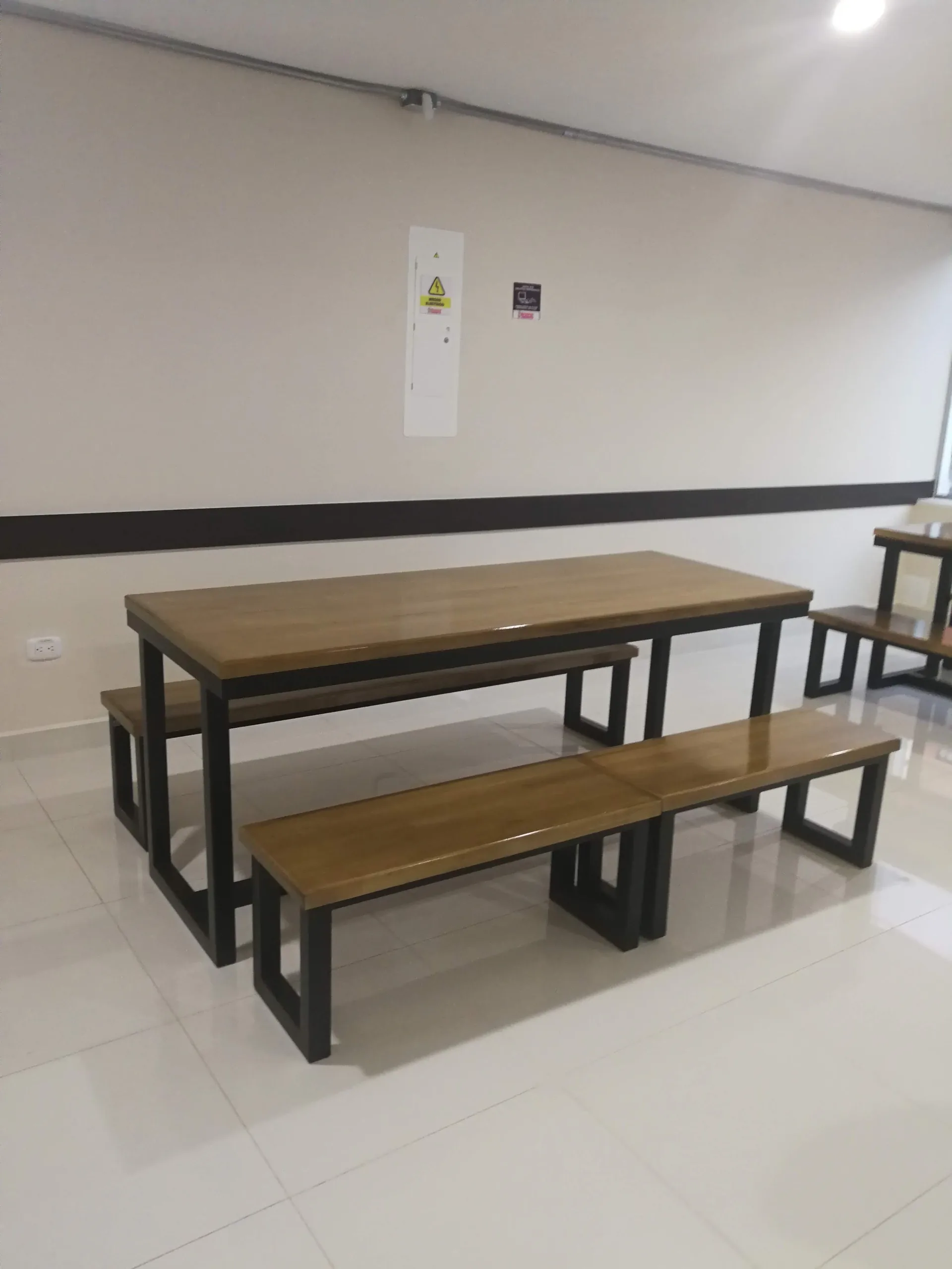 Mobiliario comercial fabricado por Mobelsa