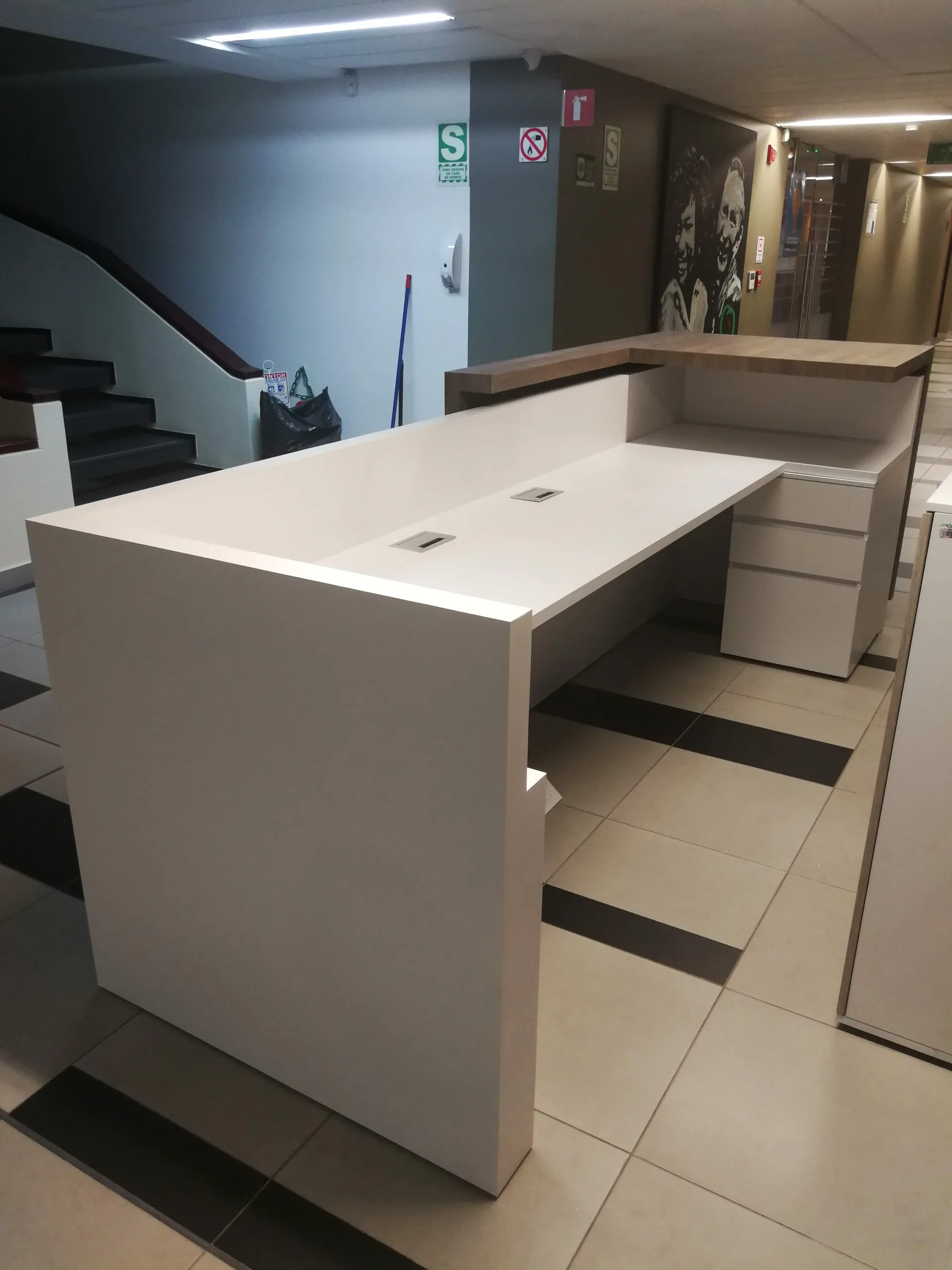 Fabricación de mobiliario comercial e institucional por Mobelsa