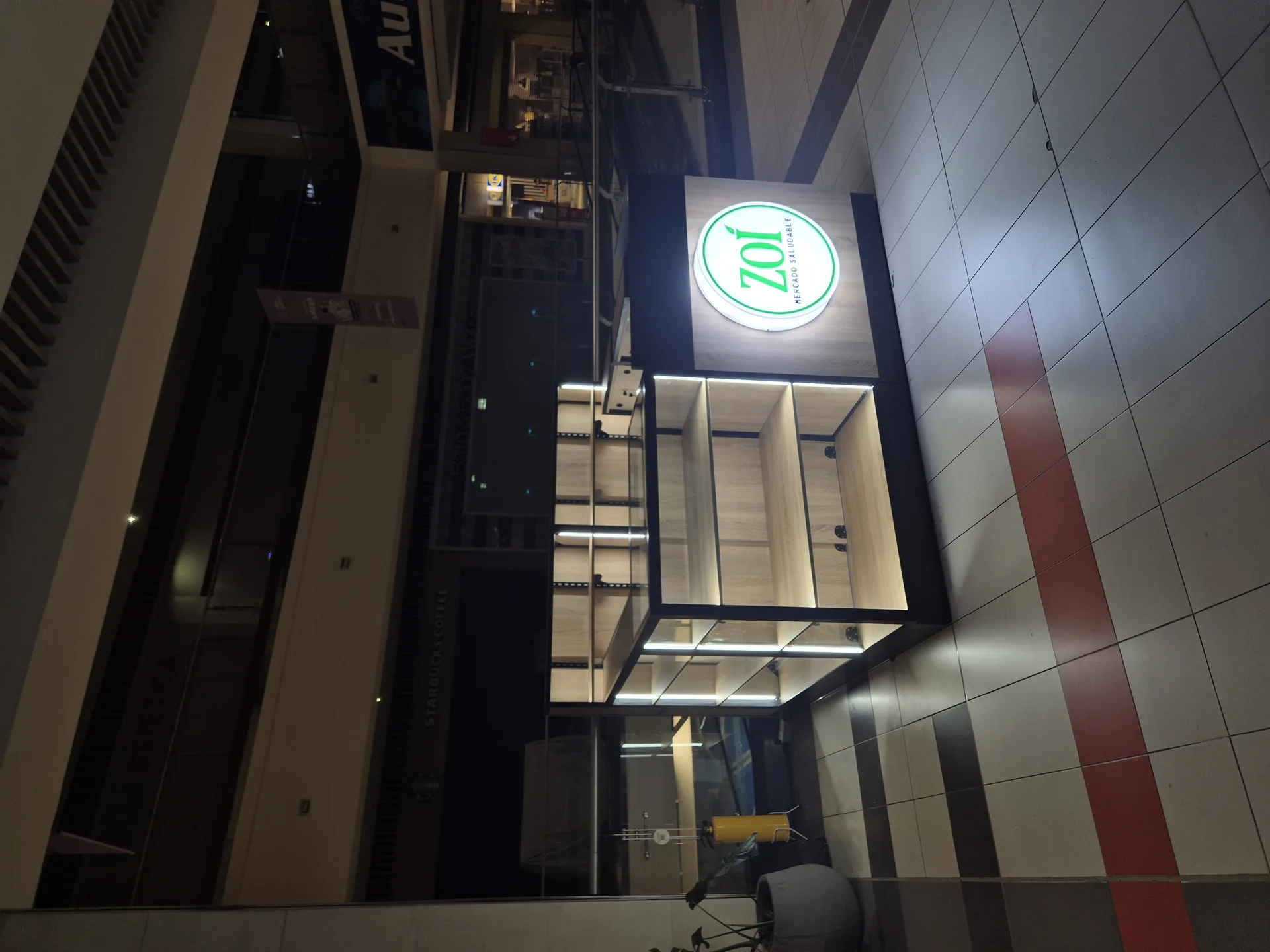 Fachada nocturna de un local comercial por Mobelsa